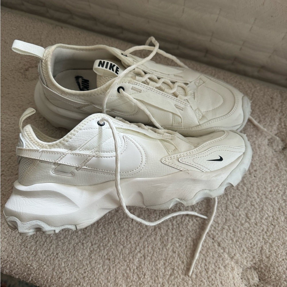 Women’s Nike TC 7900 sneaker